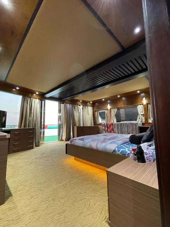 See Villa House Boat Abu Dhabi United Arab Emirates